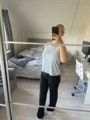 Ljusblått ribbat linne - Ljusblått ribbat linne från Lager157 i storlek L. Säljer denna då den aldrig kommer till användning för mig, så den är i mycket fint skick. Hör gärna av dig om du undrar något mer!