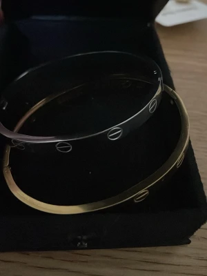 Helt ny armband  - Säljer helt ny armband rostfritt( lägger du parfym vid handen så kommer det att inte hålla länge. Du får två styckna i med lådan.