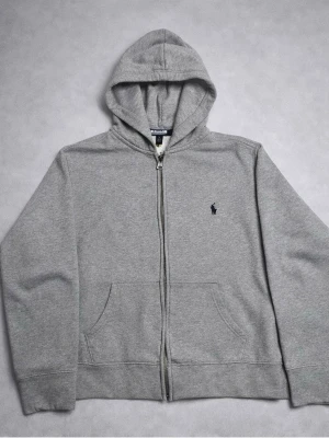 Grå Ralph lauren tröja i storlek m (10-12) - •Märke Ralph Lauren   • storlek 10-12 år   • skick mycket bra • pris 300 kr 