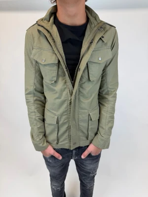 Woolrich Jacka  - Hej! Säljer nu denna väldigt snygga och eftertraktade Woolrich Fieldjacka!  Jackan är slutsåld överallt och går inte att få tag på… jackan är perfekt nu till hösten/vintern  Storlek S Ny pris: 6000 kr Säljs för: 1499 kr 