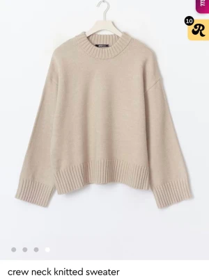 Crew neck knitted sweater - Säljer en beige stickad tröja från Gina tricot i storlek S💕