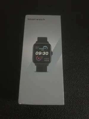 Svart smartklocka med färgskärm helt ny oanvänt  - Snygg svart smartklocka med rektangulär färgskärm och silikonarmband. Klockan har touchdisplay, visar tid, steg, kalorier och har flera smarta funktioner. Passar både Android och iOS. Modern design och enkel att använda till vardags.