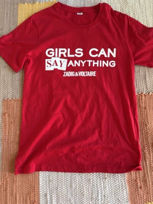 Zadig Voltaire T-shirt  - Zadig Voltaire T-shirt med ett ögonöppnande tryck som kan ändra ens tankesätt, mycket bra skick i one size strlk men förmodligen L för tjejer och M för killar