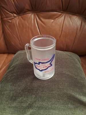 Klassisk souvenir-mugg i frostad plast från Cypern - Säljes: En charmig och nostalgisk mugg för dig som älskar reseprylar eller vill återuppleva semestern. Muggen är gjord i frostad plast och pryds av en karta över Cypern med texten "From Cyprus With Love" samt lokala ortnamn som Nicosia, Larnaca och Limassol. Perfekt som en rolig inredningsdetalj eller som present till någon som håller Cypern varmt om hjärtat. Material: Frostad plast. Motiv: Karta över Cypern med sevärdheter och orter markerade. Skick: Fint skick, trycket är tydligt och klar.
