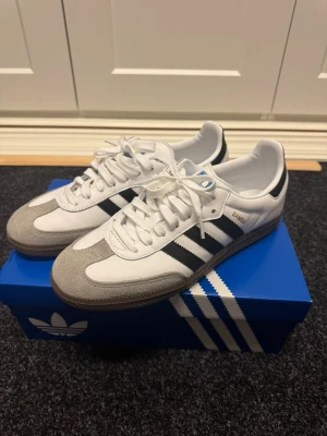 Helt nya Adidas Samba OG vita och svarta sneakers - Vita Adidas Samba OG, helt nya aldrig använda. Present som tyvärr inte passade, därav försäljning.