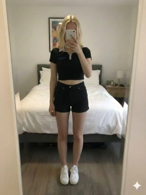 Svart croppad pikétopp - Säljer en svart croppad pikétopp från H&M Divided x Sex Education med beige krage och knappslå. Trycket 'it's always been you' i blått på bröstet. Toppen är i 100% bomull och har korta ärmar. Perfekt för dig som gillar statement-plagg med retrovibe.
