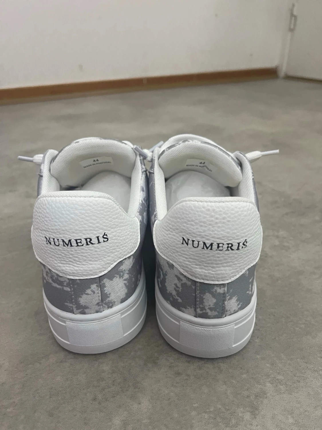 Vita och grå sneakers från NUMERIS - 2