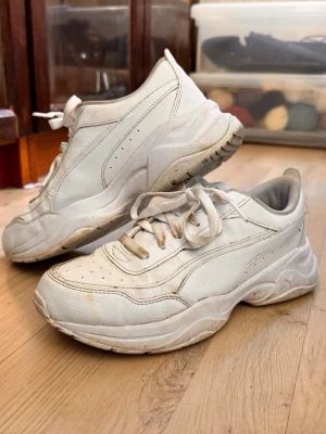 Vita sneakers - Säljer dessa vita sneakers som är använda en handfull gånger. Lite smutsiga men det går säkert få bort om man vill det. Inget annat än smutsen att anmärka på. Inte alls slitna eller så.
