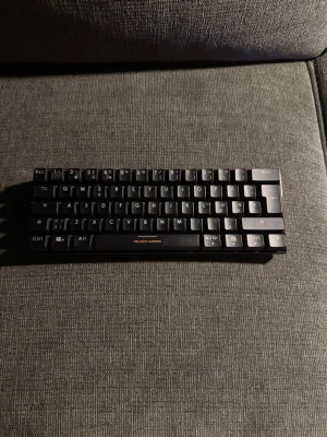 Deltaco Gaming kompakt tangentbord - Säljer ett svart kompakt tangentbord från Deltaco Gaming med USB-C port. Tangentbordet har en minimalistisk design och mekaniska knappar, perfekt för gaming eller skrivbordssetup. Passar dig som vill ha ett smidigt och portabelt tangentbord.