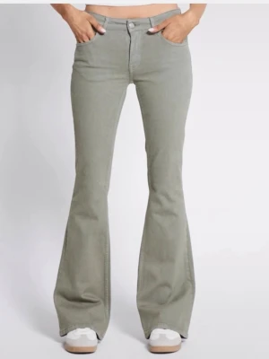 Bootcut jeans  - Gröna bootcut jeans från lager 157! Helt oanvända storlek S 