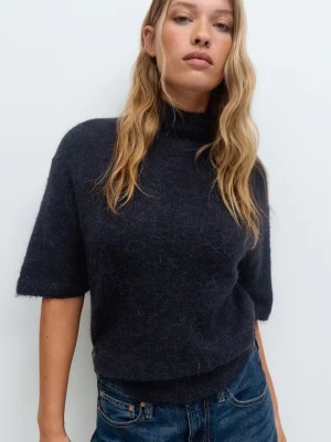 Stickad tröja Gina - Super snygg stickad tröja från Gina Tricot! Köptes ny för 300kr och är endast använd 2 ggr så den är fortfarande som ny. Hör av er vid frågor!