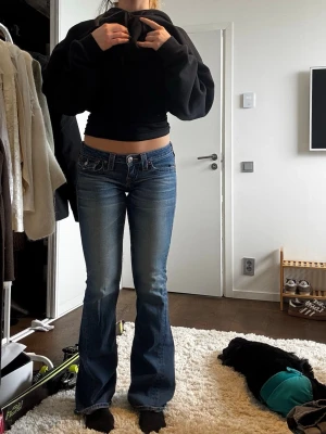 Jeans  - Säljer dessa super snygga True Religion jeans i låg midja! Passar 34/36