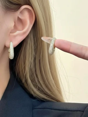 18k guldpläterad örhänge, rostfritt stål - Rosfritt stål, guldpläterad, vattentålig. Snygga örhängen i creolmodell med guldfinish och tätt satta små gnistrande stenar som ger ett lyxigt intryck. Örhängena har en rundad, något tjockare form och stängs med smidig låsning. Perfekta för dig som gillar statement-smycken med extra bling.