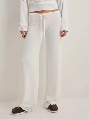 My chill pants  - My chill pants från Nelly i färgen vit. Jätte skönt material och aldrig använda 
