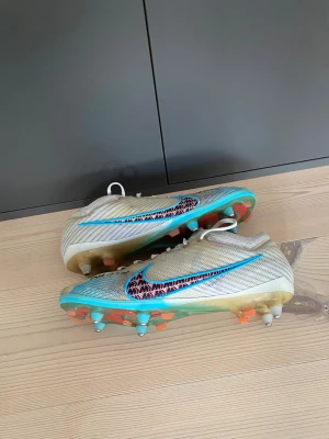 Nike mercurial elite SG - Tjena, säljer ett par Nike mercurial elite som inte passar. Storlek 43 och mycket fint skick!  Nypris ca 3000kr och mitt pris 899kr. Hör av er vid frågor!