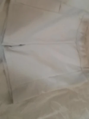 Vita shorts från Kappahl - Snygga vita shorts från Kappahl med enkel och stilren design. De har elastisk midja och raka ben, perfekta för varma dagar. Tillverkade i ett mjukt och bekvämt material som passar till många olika outfits.