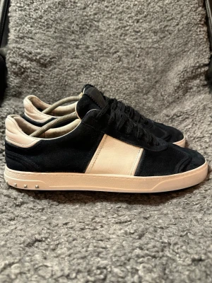 Valentino Flycrews | 45 - Schyssta Flycrews i strl 45. Rengjorda av ShoeHero och är som nya ifrån butik. Självfallet äkta. 