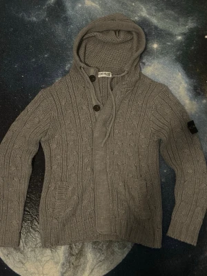 Grå stickad hoodie från Stone Island - Säljer en grå stickad zip hoodie från Stone Island.  Kontakta mig om ni har några frågor. Fraktas inom 24 timmar efter köp🚚