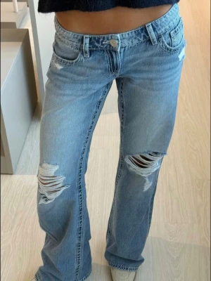 Wide jeans ifrån Gina - Super trendiga och fina jeans ifrån Gina tricot med hål på benen. Helt slutsålda i alla storlekar. En del av ”Trådarna” i hålen har gått av, inga andra defekter!! Nypris 450kr