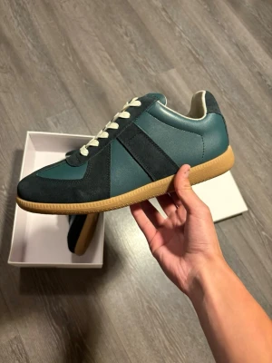 Maison margiela - Gröna maison margielas i storlek 44. De är i bra skick knappt använda