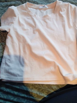 Gul croppad t-shirt - En gul magtröja som är jätte mjuk och skön!