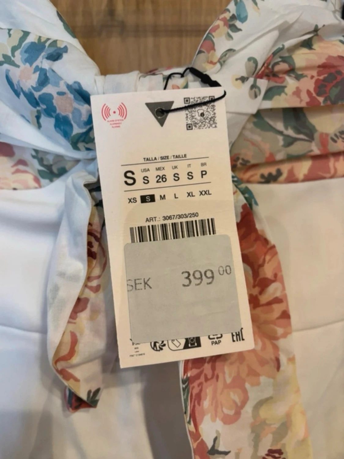 Vit kort klänning med blommig rosett - 1