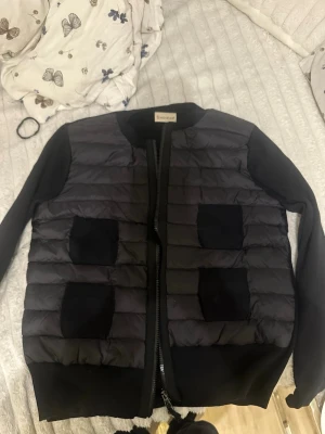 Svart cardiganjacka från Moncler - Moncler cardigan i dam storlek L