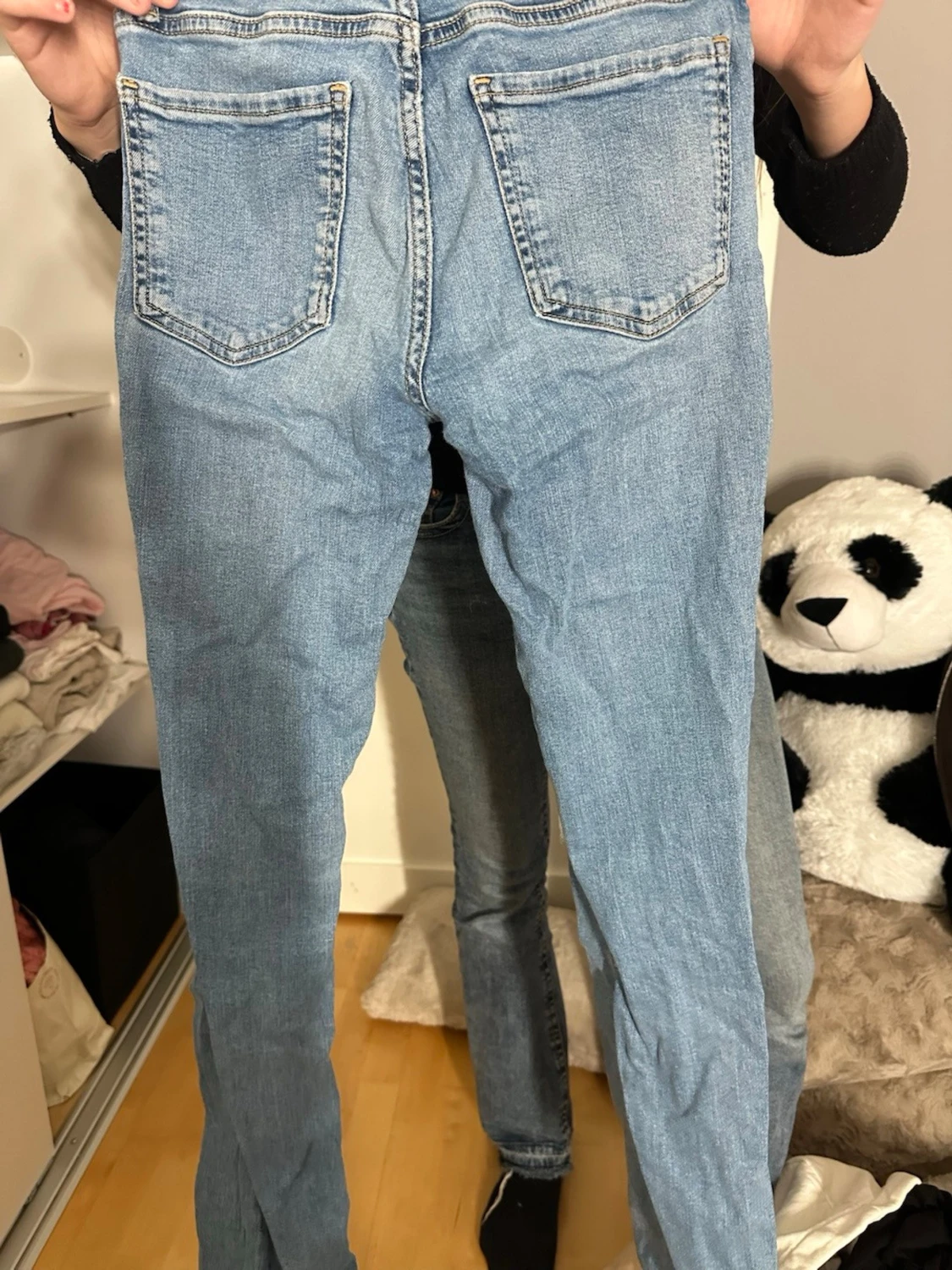 Ljusblå slitna jeans med hål - 1