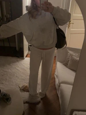 Vita yoga byxor  - Mysigt loungewear byxor. Säljer pga har två stycken 🥰❤️