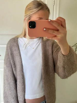 Beige oversized stickad kofta - Säljer en brun stickad kofta från Lindex🤎Har använt några enstaka gånger. Storlek S-Xs men är som en Xs. Den är lite ljus brun/beige och är även väldigt skön och sticks inte. Men kan ha den till tex en basic vit tröja och ett bar jeans🫶🏻