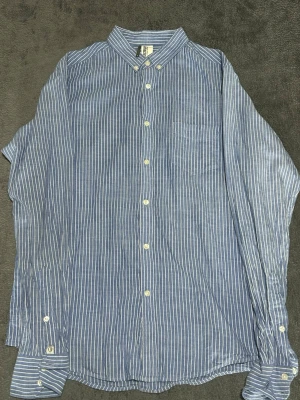 Ben Sherman Shirt – Blue White Striped – Size S - Klassisk skjorta från Ben Sherman i blå/vit rand.  Button down-krage och stilren design – perfekt för vardag eller mer uppklätt.  Detaljer • Ben Sherman • Randig skjorta • Button down • Blå/vit • Storlek S • Bomull  📦 Snabb frakt 💬 Skriv vid frågor