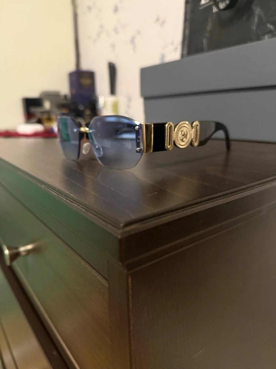 Blå rektangulära solglasögon med gulddetaljer - 2