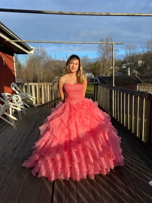 Balklänning  - Jag säljer min balklänning som jag använt vid två tillfällen, på min Quinseñera 2023 och nians bal 2024. Jag är 158 cm lång och brukar ha storlek xs eller s. På bilderna har jag underkjol på men den är lika fin utan (finns bilder att få på det om man vill). Säljer den då jag är sugen på att ha en annan klänning till min studentbal. Pris går att diskutera.