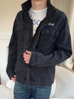 Hollister Fieldjacka  - Modell: 182cm, 72kg . Storlek medium passar perfekt