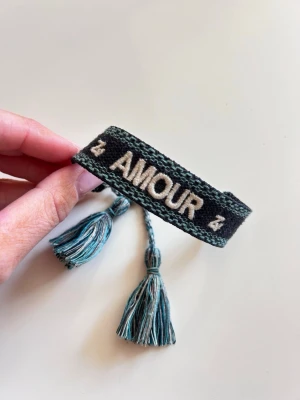 Broderat armband Zadig & Voltaire - Snyggt vävt armband från Zadig & Voltaire, köpt i Danmark i deras butik, kommer i tygpåse!