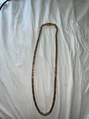 Sliten guldkedja - Säljer en sliten guldkedja, 18k stämpel finns på den men den är somsagt sliten. Skriv för mer info