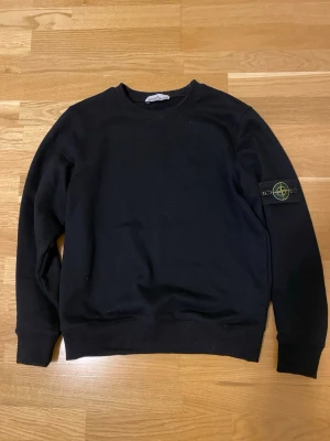  Stone Island tröja svart - Tja! Jag säljer nu en svart stone Island tröja som är i storleken   S . Tröjan är i jätte fint skick. Det är bara höra av dig vid frågor.