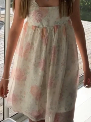 Populär hm klänning - Blommig klänning från hm, bara använd 1 gång och i super fint skick!