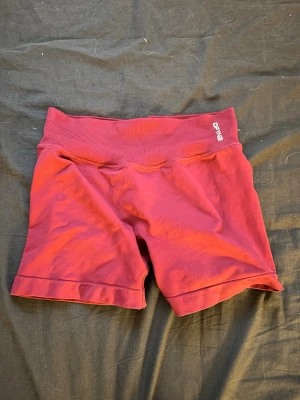 Vinröda träningstights från DFYNE  - Snygga vinröda shorts från DFYNE. Endast använda en gång.