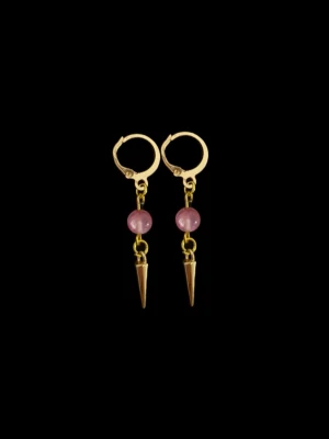 Guldörhängen med rosa pärlor och spikes - Snygga örhängen i guldfärgad metall med runda rosa pärlor och spetsiga hängande spikes. Örhängena har en modern och edgy design som sticker ut. Perfekta för dig som gillar att addera lite attityd till din stil.