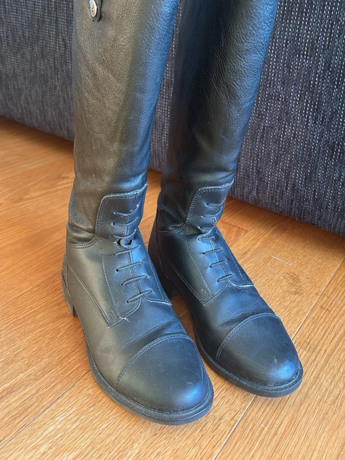 Svarta höga ridstövlar i läder