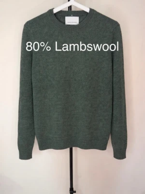 Samsøe Samsøe tröja med armbågslappar - Till salu: en klassisk tröja från det skandinaviska märket Samsøe Samsøe. Färgen är en djup, melerad grön.  Märke: Samsøe Samsøe  Storlek på tröjan: S, men passar mig fint som brukar bära M.  Material: 80% Lammull, 20% Nylon  Mått (mätt platt):  Ärmvidd: 47 cm  Total längd (axel till midja): 66 cm