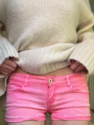 Rosa Lågmidjade jeansshorts - Supersnygga lågmidjade jeansshorts, midjemått ca 39cm tvärs över💕💕