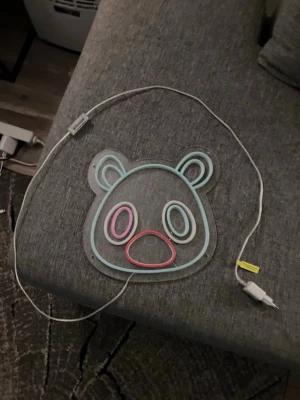 Kanye West lampa  - Köpte den för 500kr. Kanye west lampa, inga tecken på användning utöver kanske någon skrapa här och där. Men det syns inte om du inte lyser en ficklampa mot den.