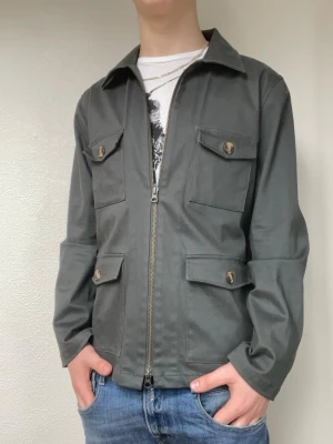 Mörkgrön overshirt jacka från John Henric  - Tja jag säljer en mörkgrön overshirt jacka med dragkedja. Modellen är 178 och väger ungefär 70 och brukar använda S/M. Hör gärna av er vid frågor eller funderingar!