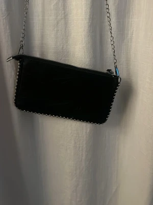 Zara väska  - En svart väska från Zara köpt för 500 ungefär och aldrig använd.