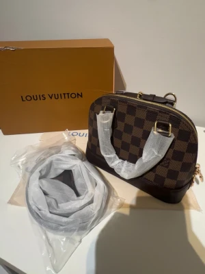 L.V handväska  - Skickar inom 24 timmar