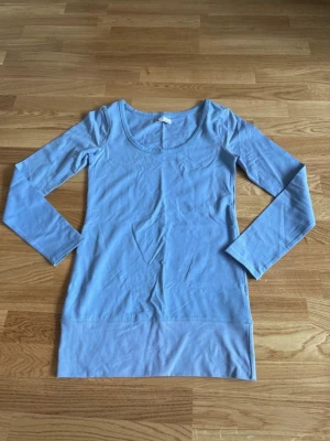 Topp Bik Bok stl L - Ljusblå långärmad topp från Bik Bok i storlek L.  Fint skick