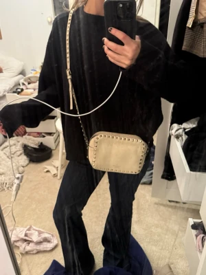 Valentino väska  - Så snygg äkta valentino väska i använt skick som man ser, repor och smutsig inuti men det syns inte på långt håll, snöret som är på dragkedjan är också borta men går att fixa! Väskan är köpt för 10 000 💕dustbag, alla lappar och tags ingår och extra nitar. 