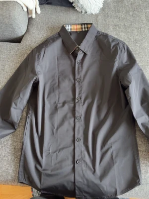 Svart skjorta från Burberry - Snygg svart skjorta från Burberry. Strl L men sitter som S